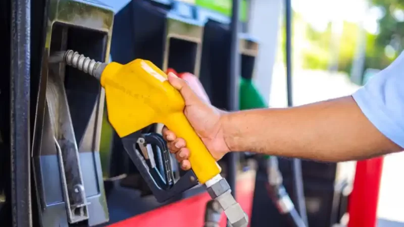 Los combustibles en El Salvador siguen altos, a pesar que el petróleo ha bajado a niveles previos al conflicto EE.UU.-Irán.