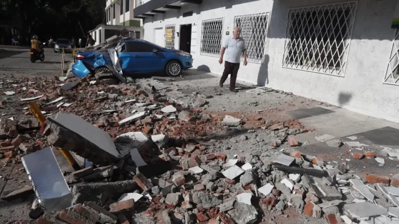 Un sismo magnitud 7.4 sacudió gran parte de Colombia esta mañana.