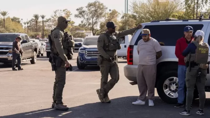 ICE cambia de estrategia para detener inmigrantes. Ya no es perseguirlos, sino esperarlos al salir o entrar a sus casas, trabajos, o lugares públicos frecuentados por ellos.