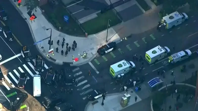 El tiroteo generó una fuerte movilización del Departamento de Policía de Los Ángeles (LAPD), bomberos y equipos de emergencia.