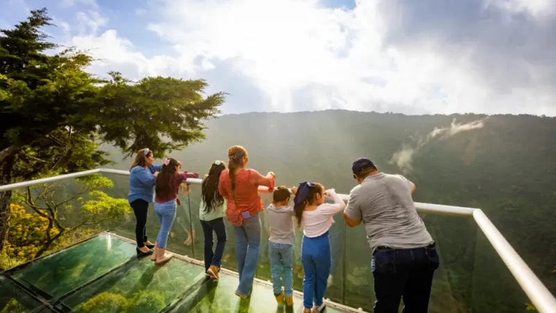 Turistas disfrutan de la frescura y hermosa vista del mirador de El Boquerón.