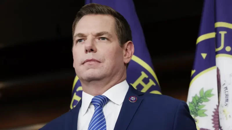 Aspirante demócrata a Gobernación de California se retira de contienda interna.