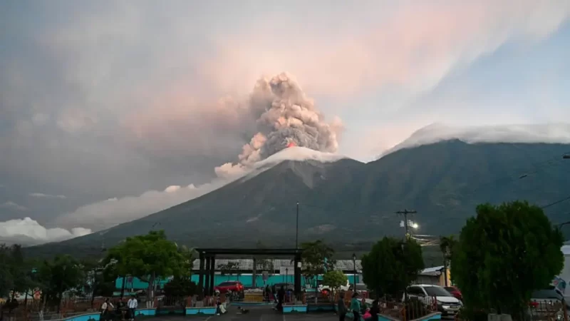 Volcán de Fuego de Guatemala entra en erupción y obliga a evacuar cientos de personas.