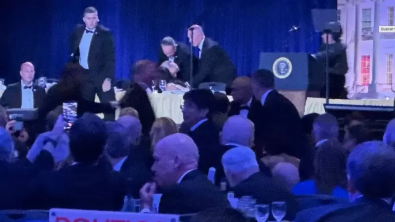 Evacuan al presidente Trump y su esposa de cena con periodistas de la Casa Blanca.