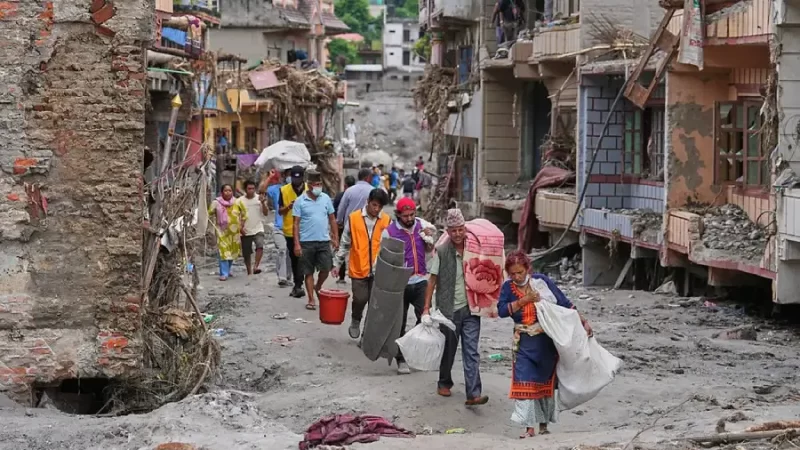 Equipos de socorristas siguen buscando víctimas entre los escombros dejados por la inundación del río Bhotekoshi, frontera entre Nepal y China.