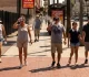 Transeúntes resienten las altas temperaturas que afectan esta semana a Los Ángeles y otros lugares de California.