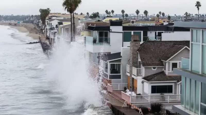Las playas de Los Ángeles y Orange, han sido muy golpeadas por el fuerte oleaje de los últimos días por el ciclón tropical Rachel.