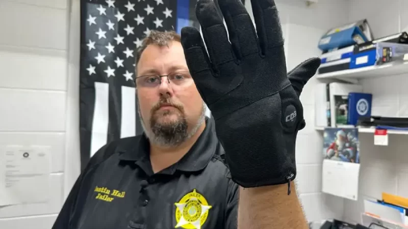 Los guantes producen descargas eléctricas para inmovilizar a migrantes al momento de capturarlos.