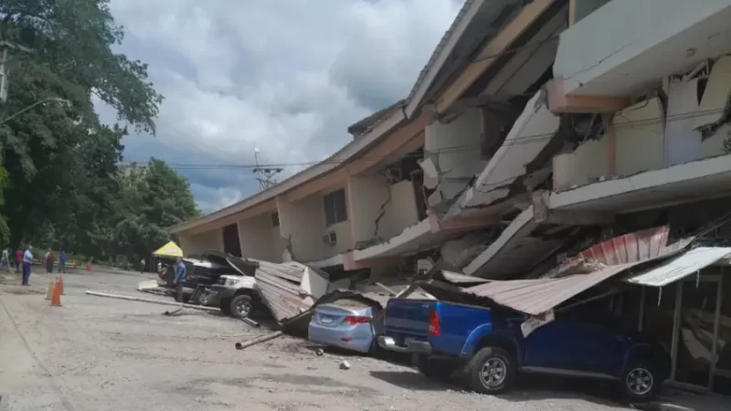 El hotel Dos Continentes en Penonomé fue uno de los edificios con mayores daños por el terremoto en Panamá.