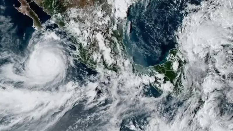 Huracán Simón se fortalece y avanza