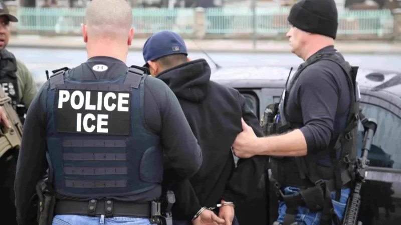 Trump busca multar hasta con $18.000 a migrantes con orden de deportación en ausencia.
