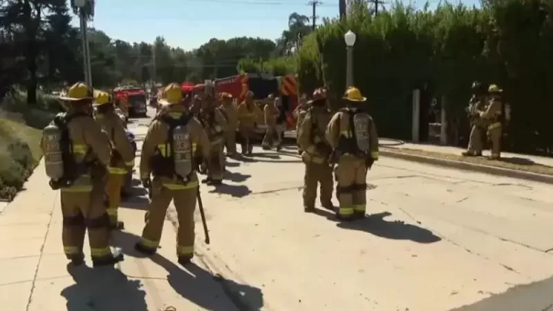 Los bomberos controlaron el incendio, pero cuatro resultaron con quemaduras.