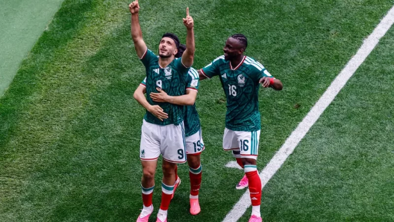 México se impone 2-0 a Sudáfrica.