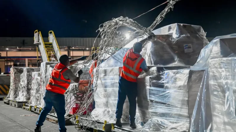 Llega a Colombia segundo avión con insumos salvadoreños para afectados por terremoto.