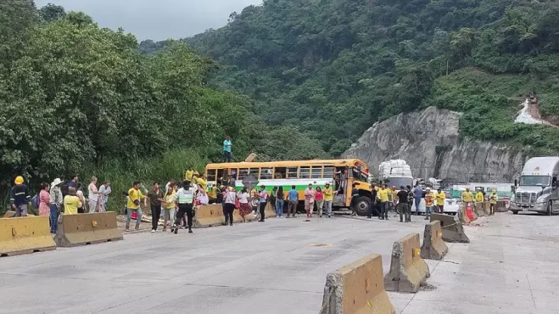 El múltiple accidente habría sido ocasionado por un conductor en estado de ebriedad, según la PNC.