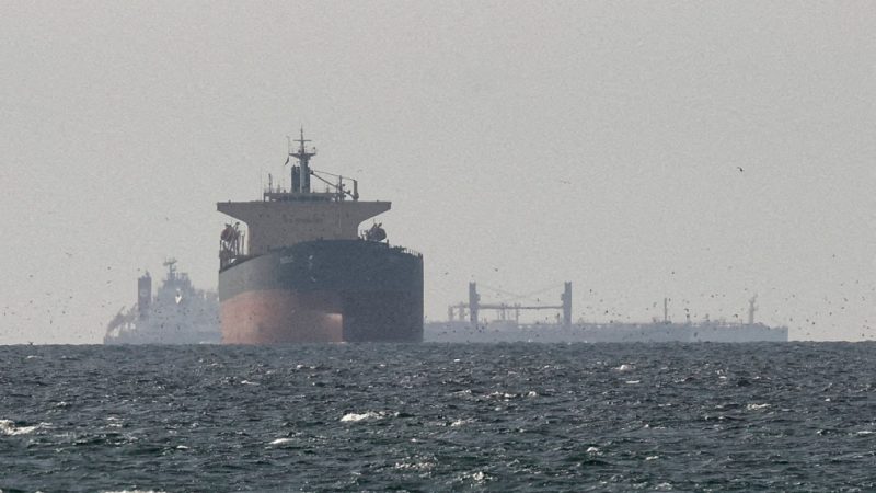 Trump dice que la guerra con Irán terminó, pero mantiene Armada en estrecho de Ormuz y zonas aledañas.