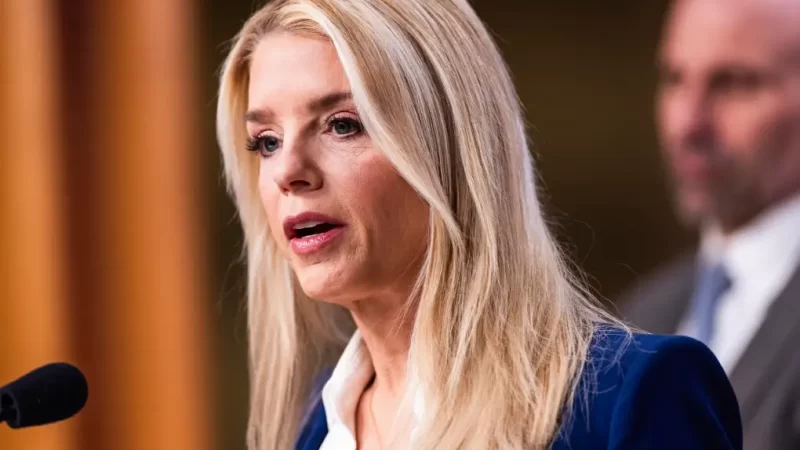 Trump destituye a la fiscal general, Pam Bombi.
