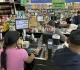 Pequeños negocios en Los Ángeles con poca afluencia de clientes en los últimos días.