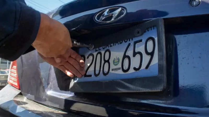 Vehículos en El Salvador podrán circular con placas actuales hasta el 31 de agosto del 2027.