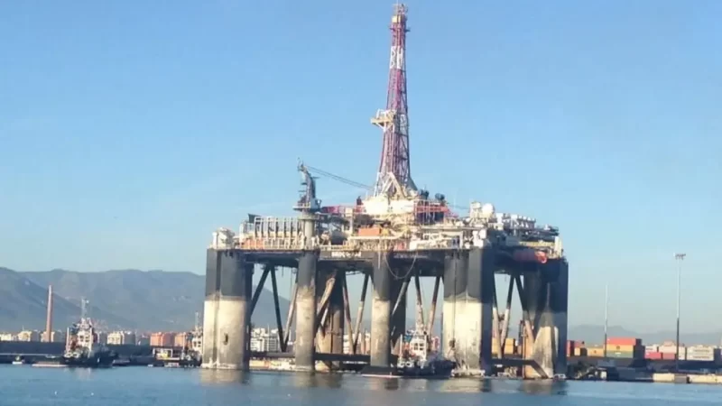 Petróleo baja después de tozar los $120 el barril.