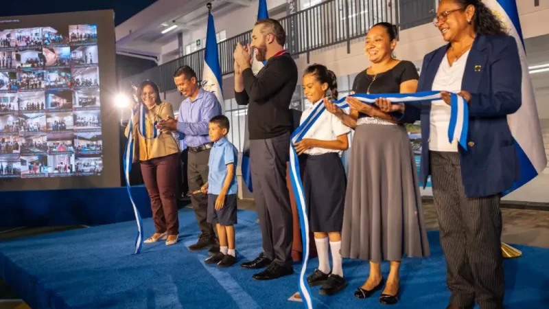 Presidente Bukele entregó tercer lote de 70 escuelas, del Programa Dos Escuelas por Día.