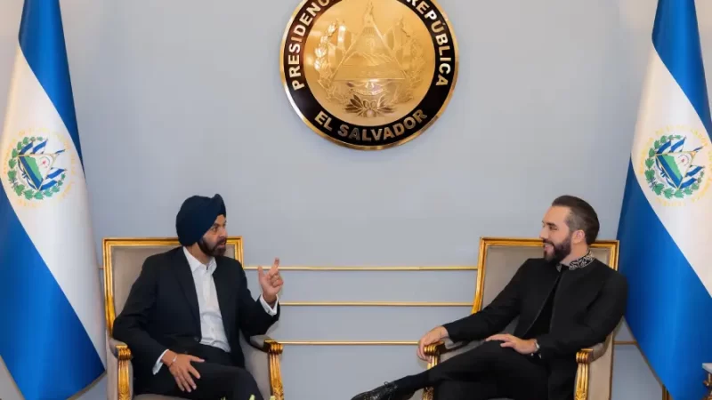 Presidente Bukele recibe en su despacho al presidente del Banco Mundial, Ajay Banga.