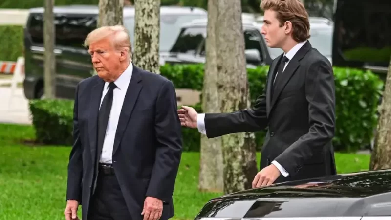 El presidente Donald Trump es acompañado por su hijo Barron Trump.