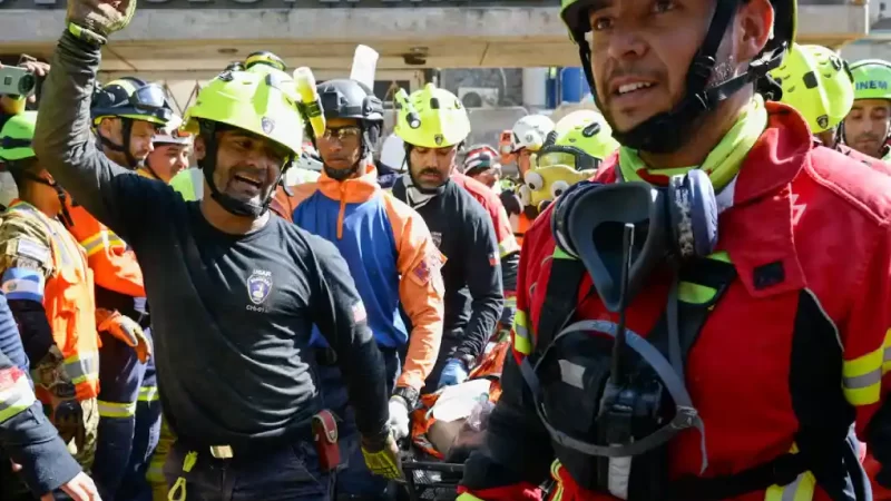 Rescatan hombre que sobrevivió 8 días bajo escombros por terremotos en Venezuela.