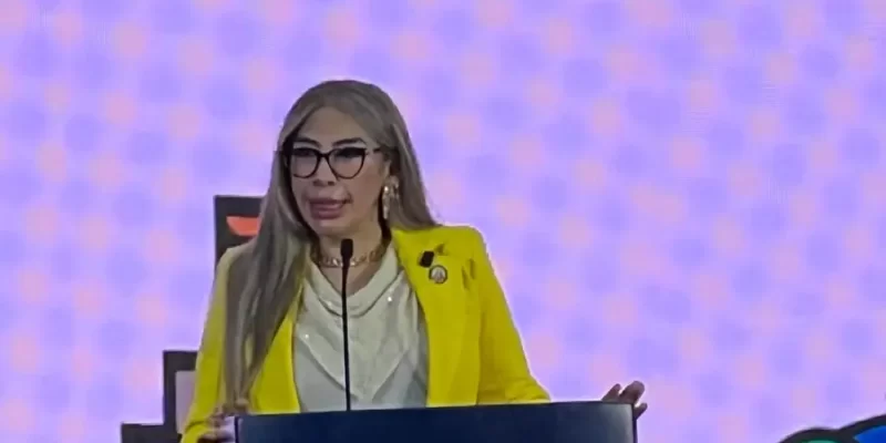 Roxana Soriano, presidente del TSE, encabezó el acto de verificación de no afiliación partidaria.