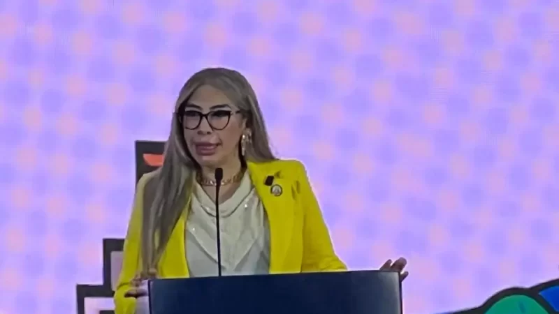 Roxana Soriano, presidente del TSE, encabezó el acto de verificación de no afiliación partidaria.
