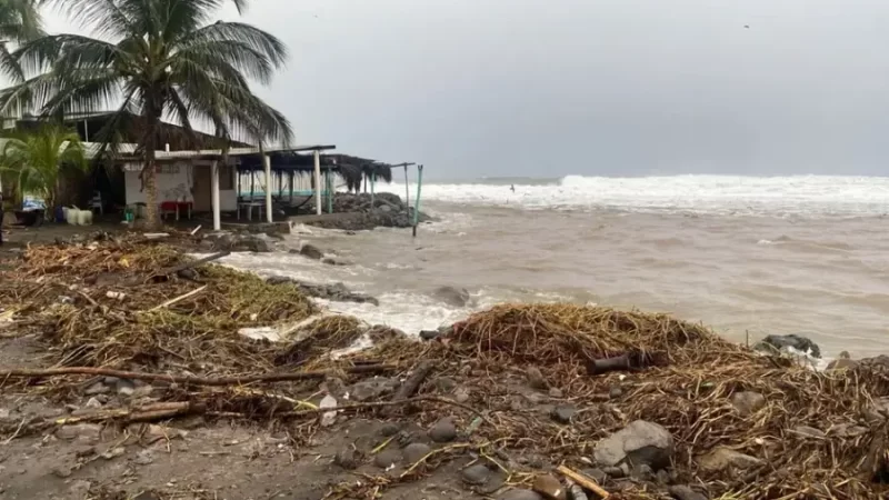 El paso de Simón por la costa pacífica mexicana ha dejado un fallecido, dos lesionados, 112 viviendas afectadas, 150 negocios inundados y 60 vehículos anegados o varados.