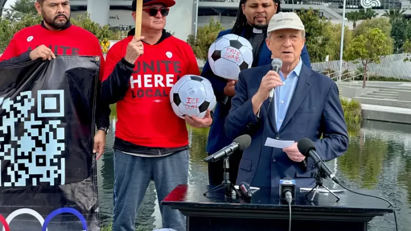 Tom Steyer exige a FIFA que prohíba agentes de ICE en SoFi Stadium, de Los Ángeles, durante los partidos de la Copa del Mundo.