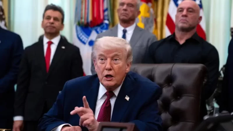 Trump vuelve amenazar con destruir centrales eléctricas y puentes en Irán.