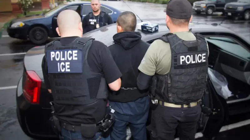 En agosto, por tercer mes consecutivo aumentó el número de inmigrantes detenidos por ICE.