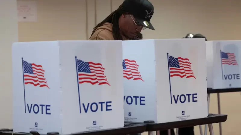 Un ciudadano ejerce su derecho al voto en Los Ángeles.