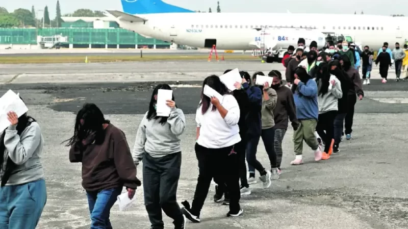 Las deportaciones de inmigrantes se dan a países que no son donde ellos nacieron.