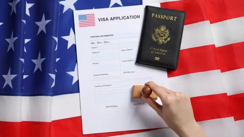 Por de pronto, EE.UU. suspendió temporalmente extensión de algunos trámites migratorios, incluída la visa para migrantes.